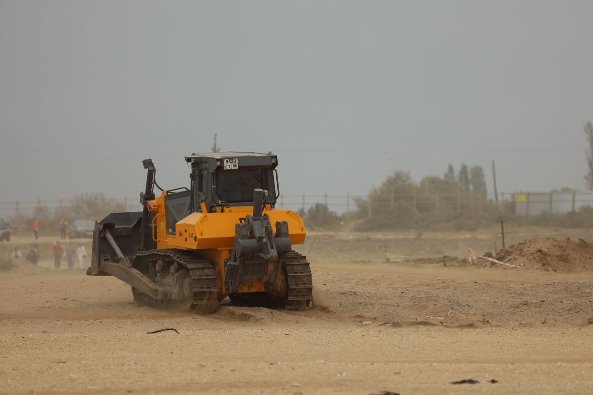 Arazi düzenleyen paletli dozer