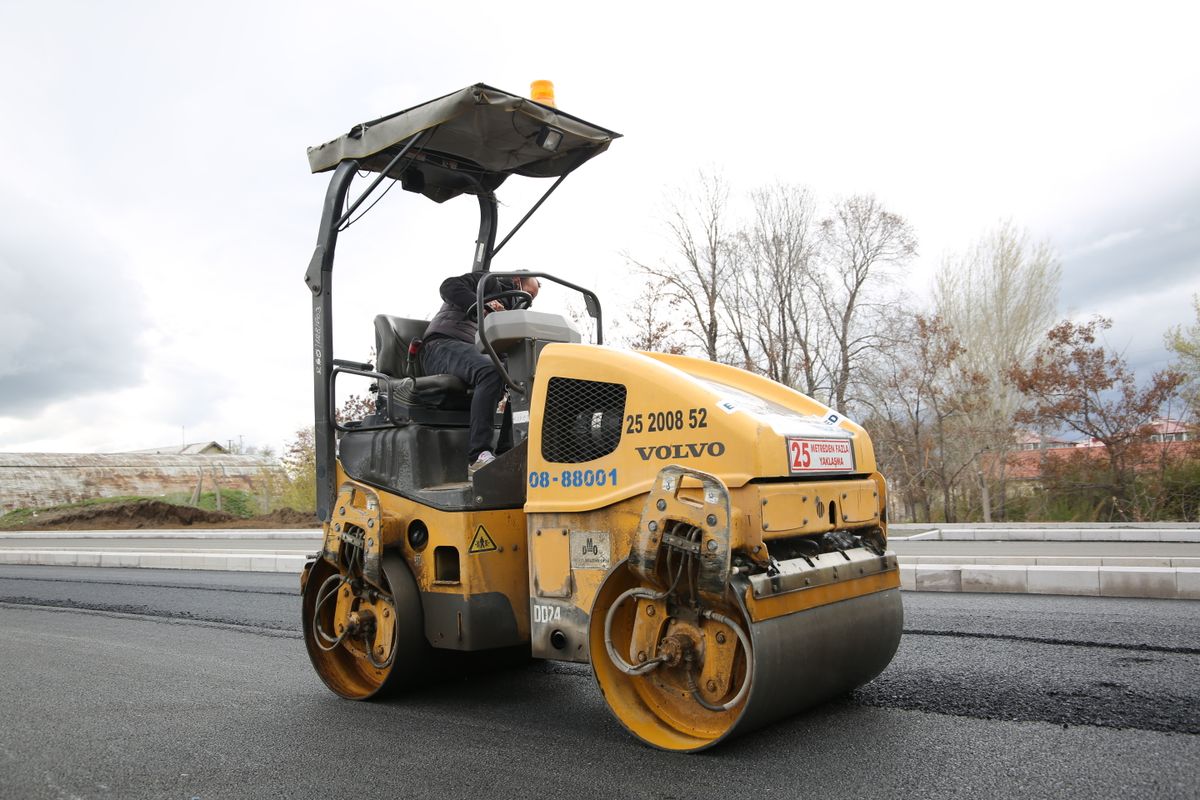 Asfalt sıkıştıran vibrasyonlu yol silindiri
